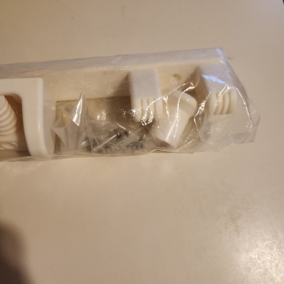 3M Plastic Bath Towel Rack - Picture 4 of 5